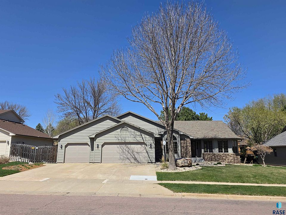 1st image of 720 E 61st St