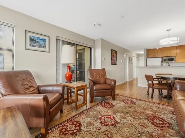 124 3rd St W #402, North Vancouver, BC V7M 1E8