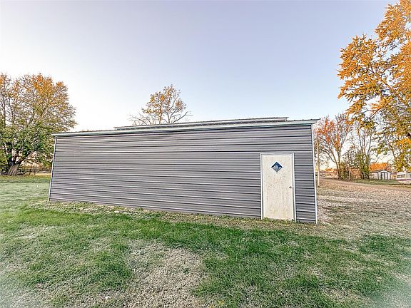 5th image of 301 E Clay St