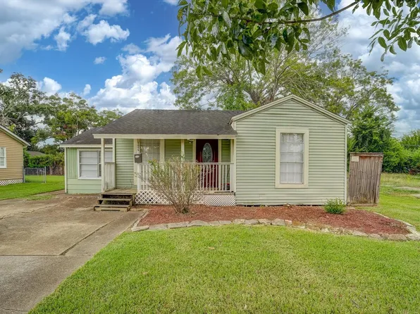 126 Huisache St, Lake Jackson, TX 77566