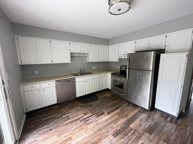 2510 Woodcliff Ave SE — Photo 2