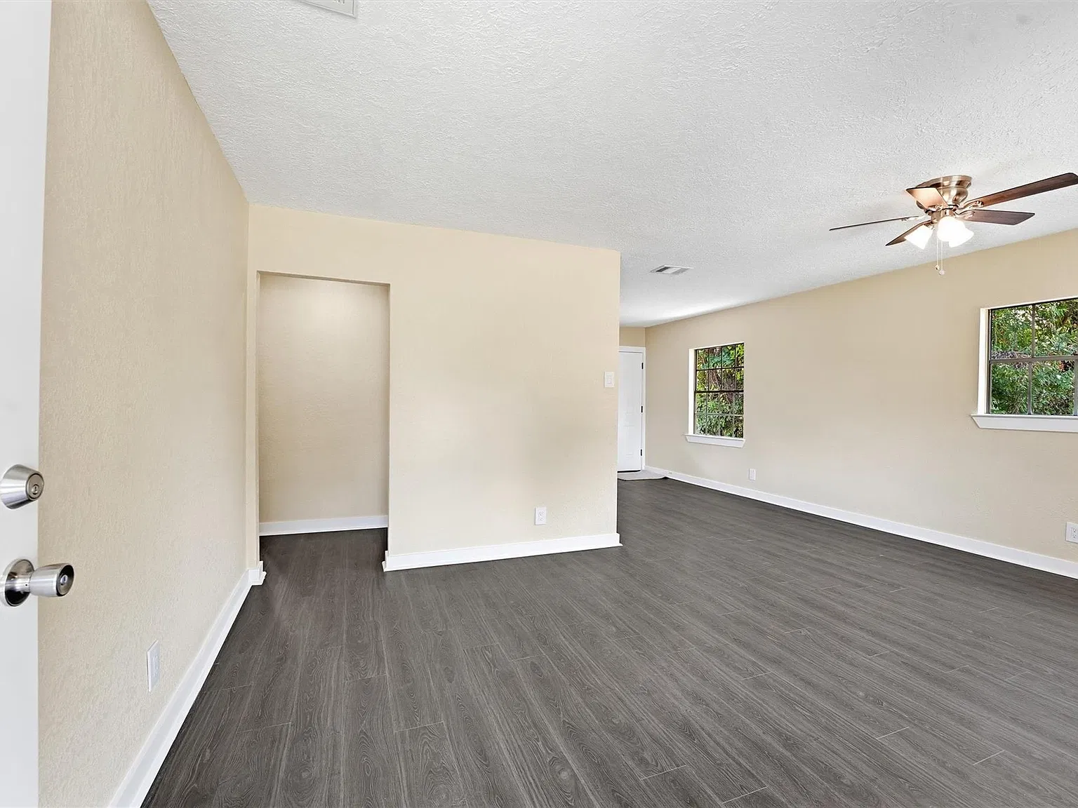 3 bed, 1.0 bath, 1044 sqft, $1,800 — Photo 4