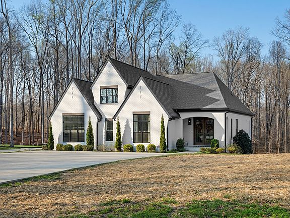 3rd image of 5916 Pinewood Rd