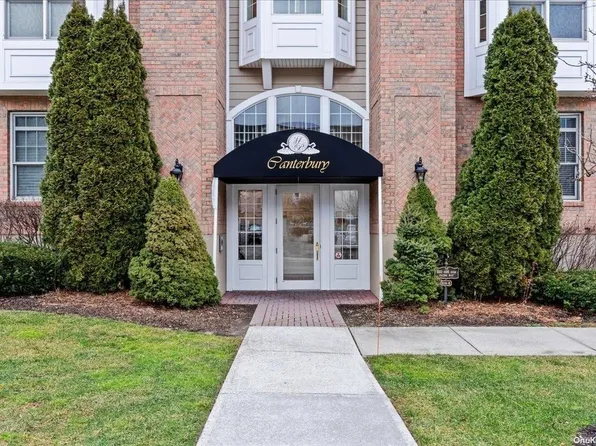 410 Pacing Way #410, Westbury, NY 11590