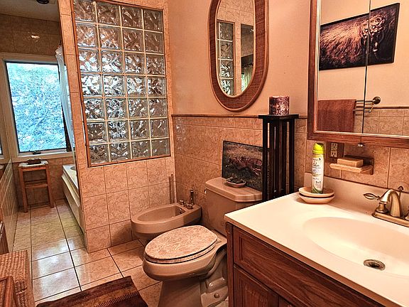 private bathroom w/ bidet