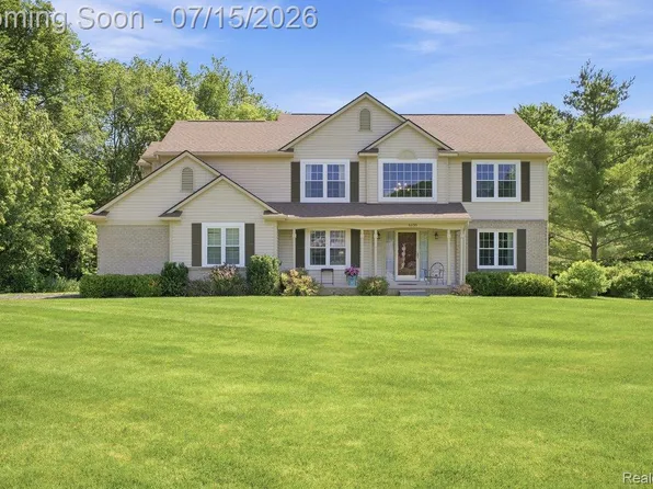 4638 Fox Chase Dr, White Lake, MI 48383