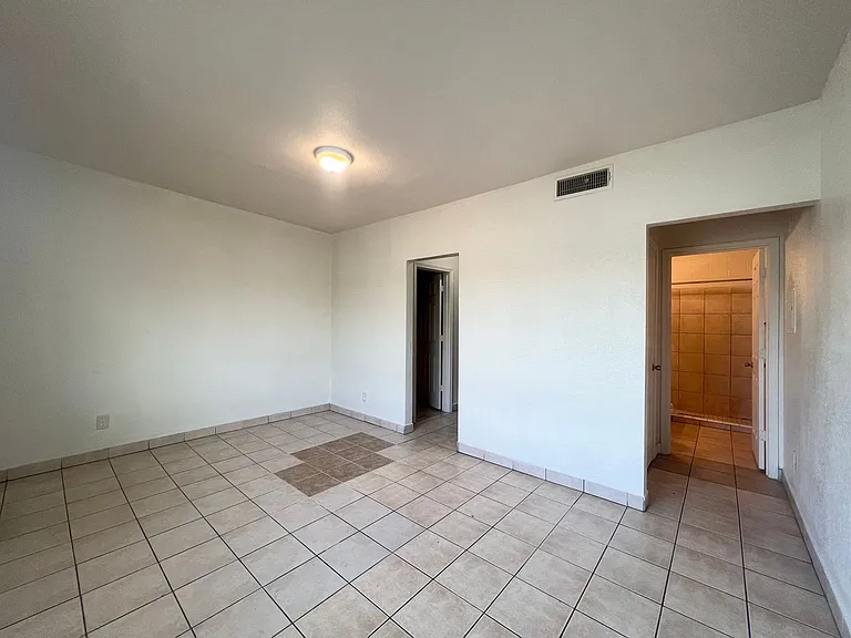 1229 W Pierce St — Photo 15