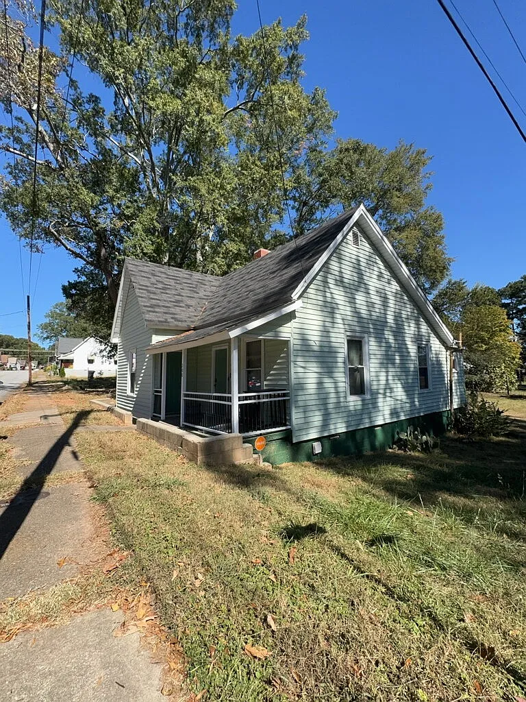 2 bed, 1.0 bath, $1,290 — Photo 1