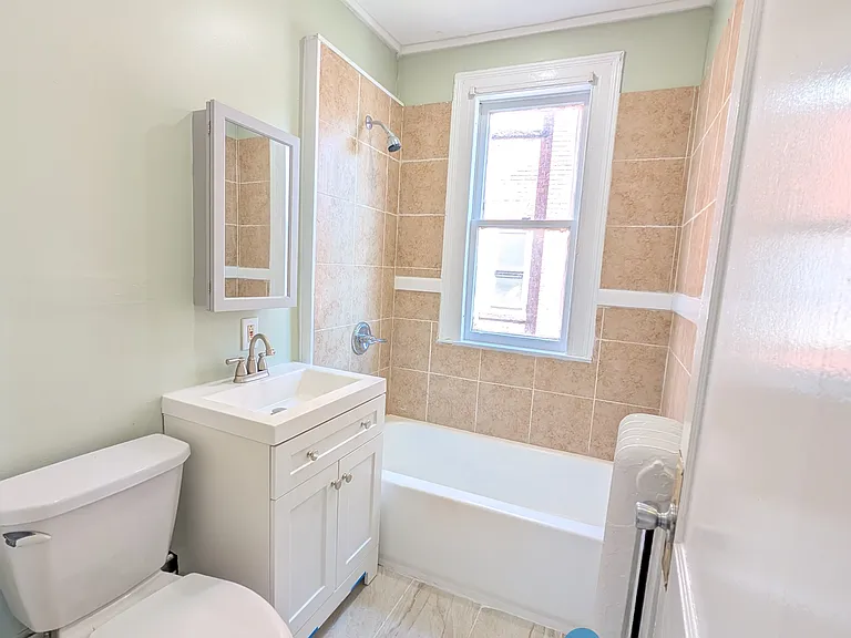 1069 Capitol Ave — Photo 2