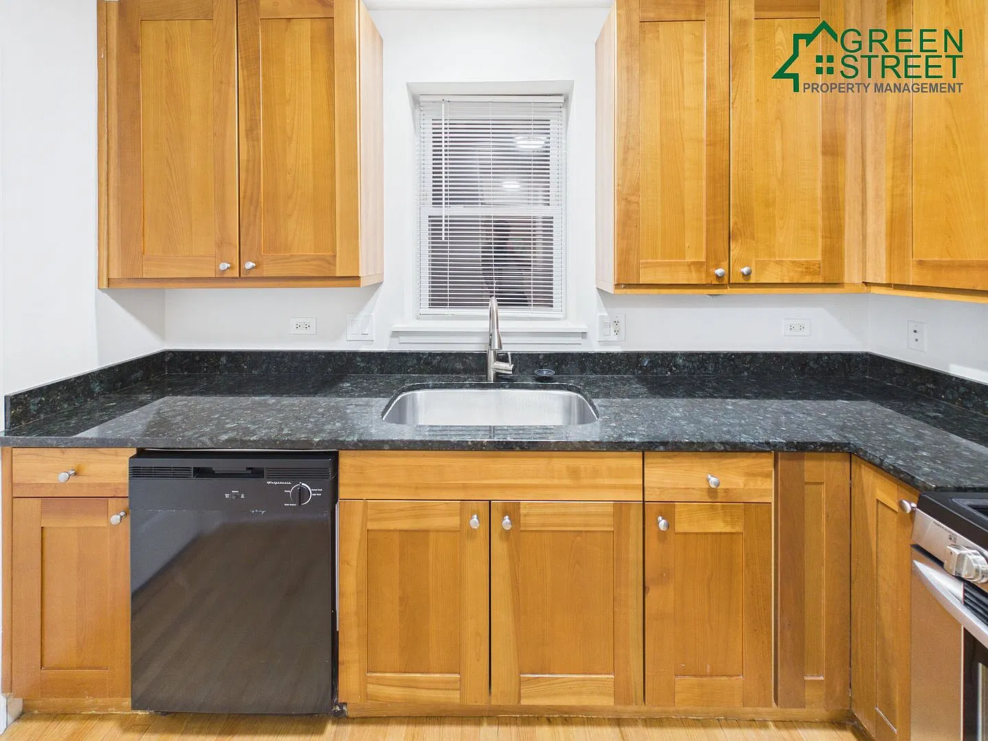 7401 N Hoyne — Photo 3