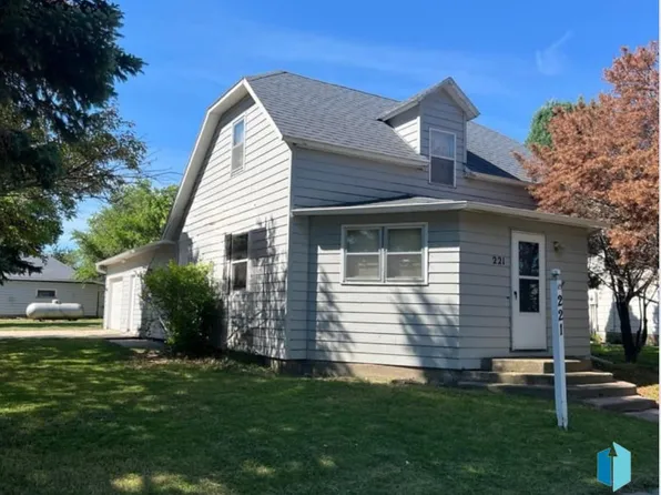 221 E 1st St, Kimball, SD 57355