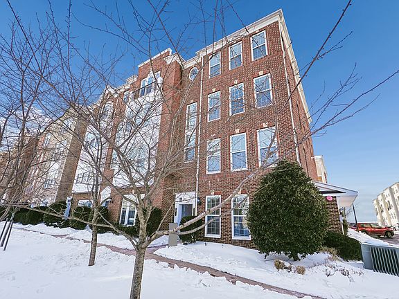 4th image of 20630 Sibbald Sq
