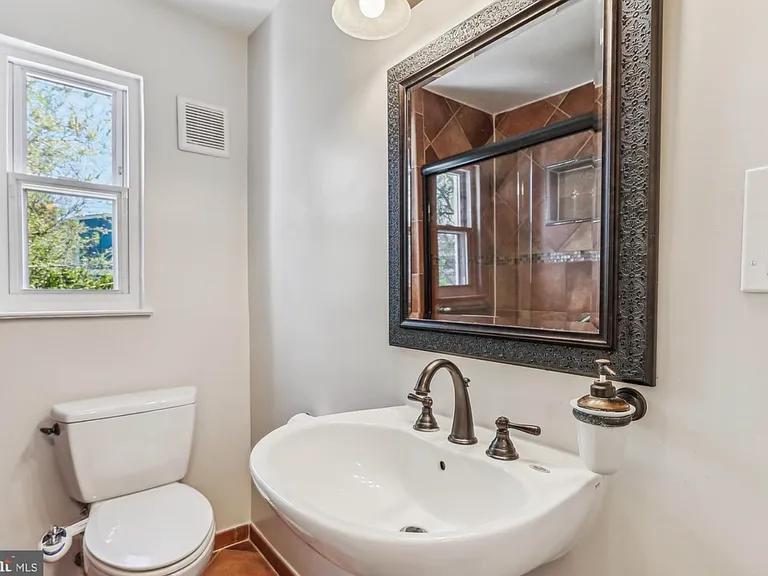 829 S Ivy St — Photo 7