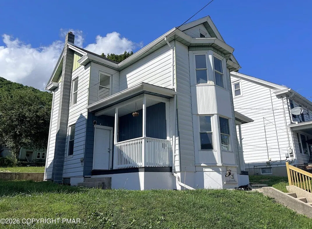 3 bed, 2200 sqft, $1,950 — Photo 3