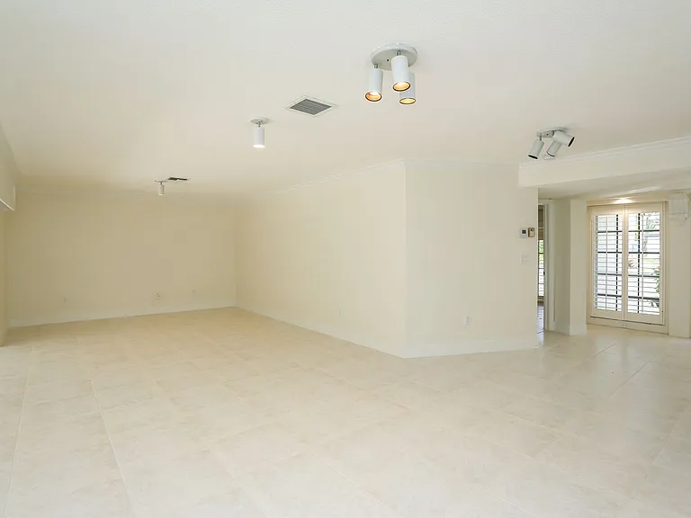 2901 Crayton Rd — Photo 36