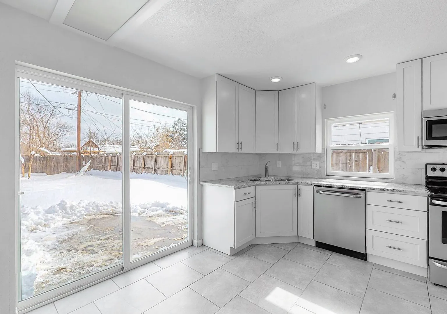 Bright and sunny 3 bed/1 bath home — Photo 3