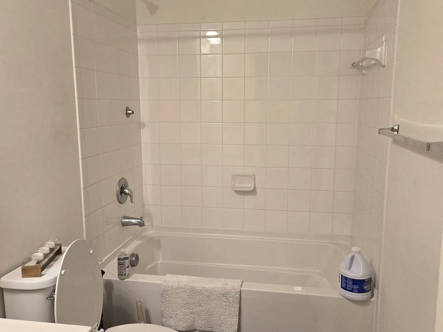 4 bed, 3.5 bath, 2426 sqft, $2,850 — Photo 4