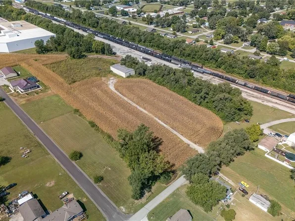 102 S 8th St, Elwood, KS 66024