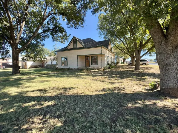 1002 N Pennsylvania Ave, Mangum, OK 73554