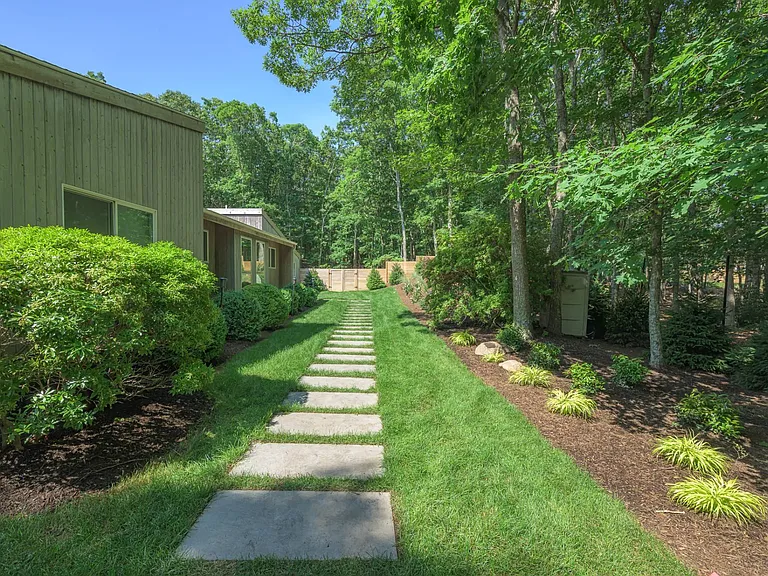 1646 Noyack Rd — Photo 24