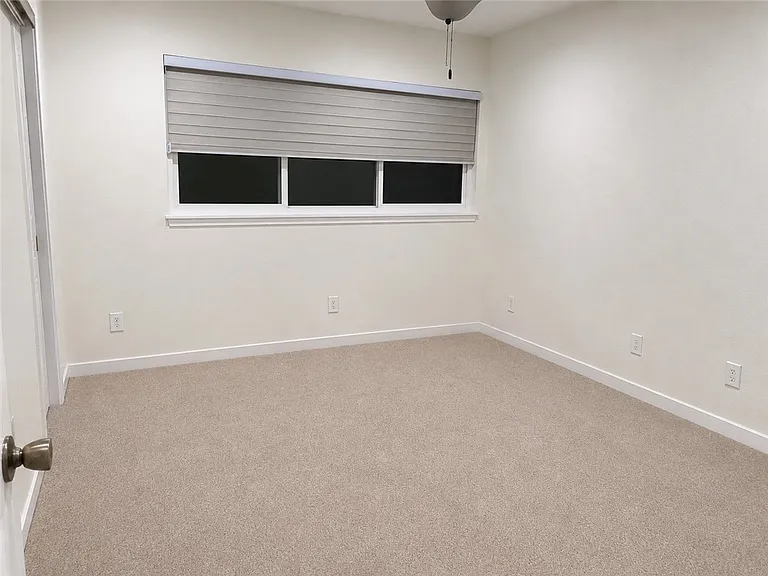 701 Longfellow Dr — Photo 10