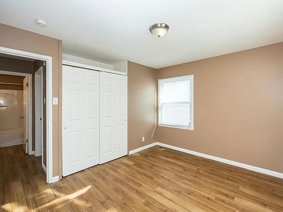 4th image of 325 Caithness Rd