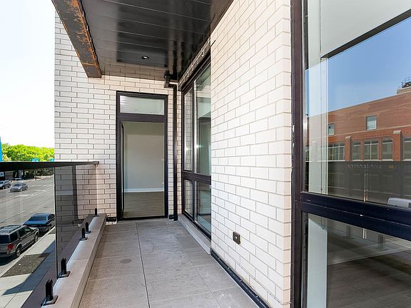 4th image of 1606 S Ashland Ave #302