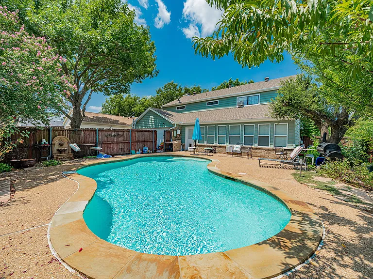 1604 Vera Cruz Dr — Photo 3