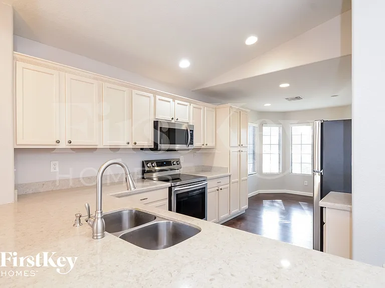 13414 W Port Royale Ln — Photo 6