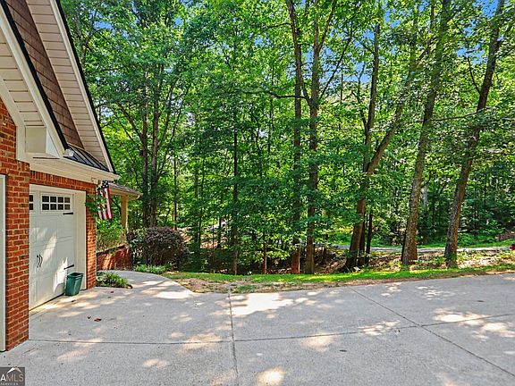 3rd image of 3186 Sweetbriar Dr