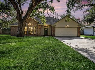 206 Forest Oaks Ln, Lake Jackson, TX 77566
