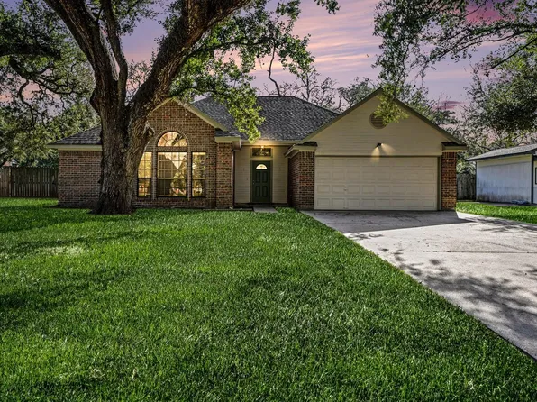 206 Forest Oaks Ln, Lake Jackson, TX 77566