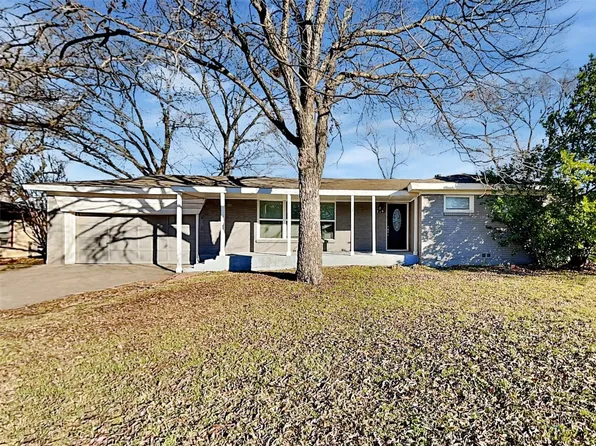 209 Bedford Ct E, Bedford, TX 76022