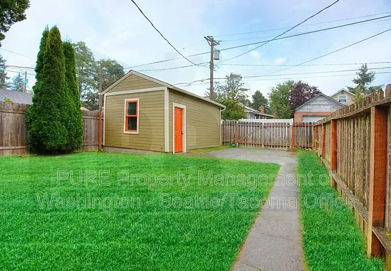 623 N Steele St — Photo 14