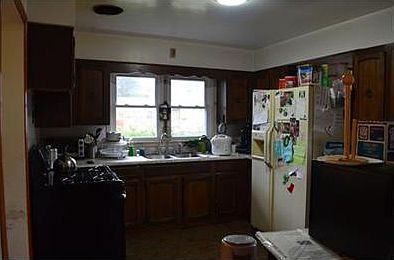 5th image of 1231 E Fox St