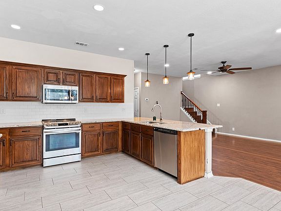 3rd image of 21111 Encino Oaks