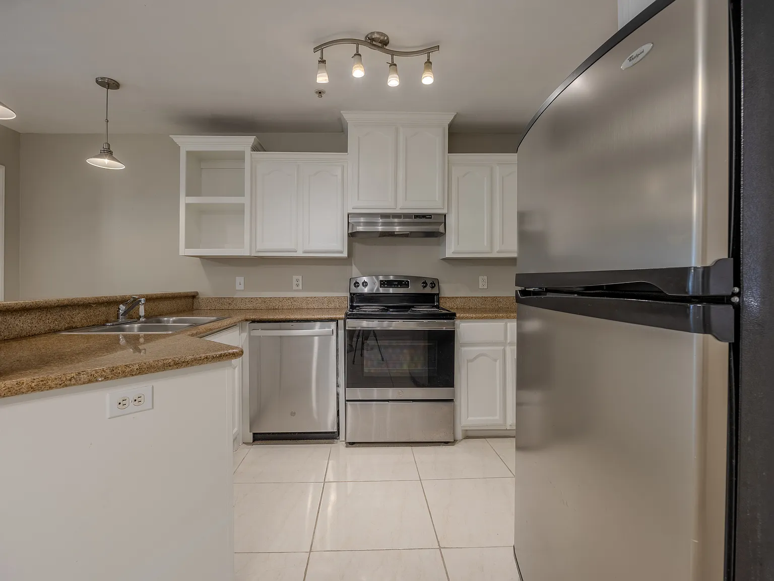 3 bed, 2.5 bath, 1365 sqft, $1,200 — Photo 4