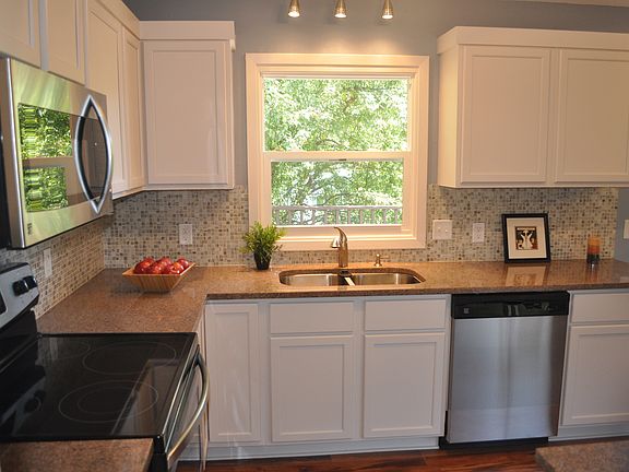 3rd image of 1071 Regency Dr