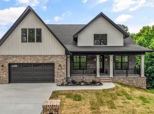 105 Mistletoeberry Rd, Oak Ridge, TN 37830