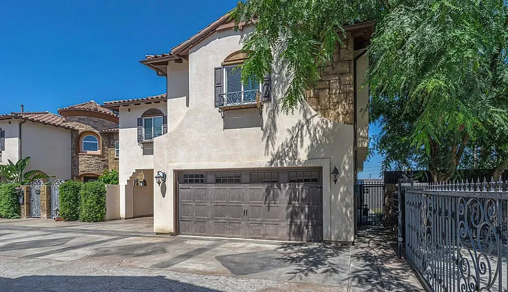4 bed, 2.5 bath, 2384 sqft, $4,900 — Photo 1