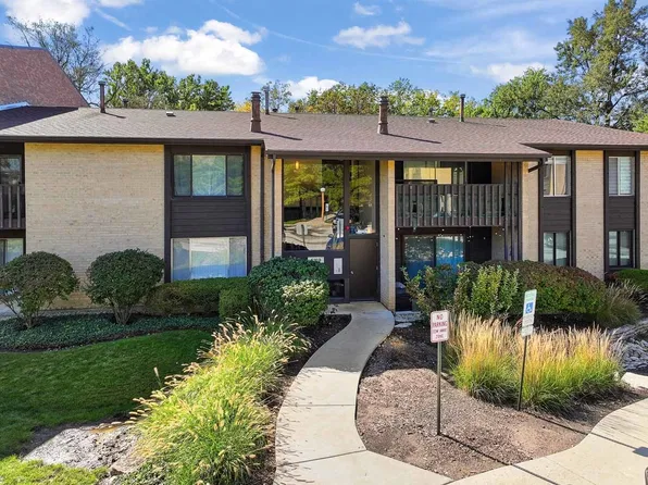 6169 Knoll Wood Rd APT 203, Willowbrook, IL 60527