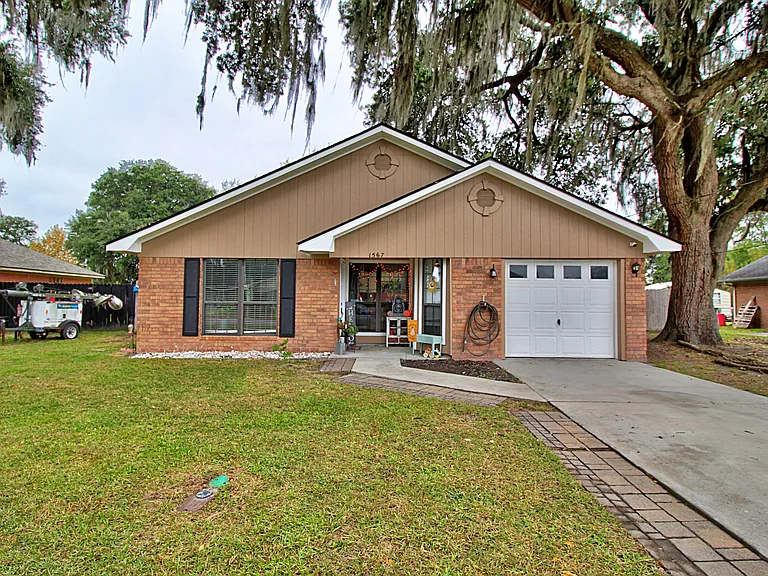 1567 Pendleton Dr — Photo 1