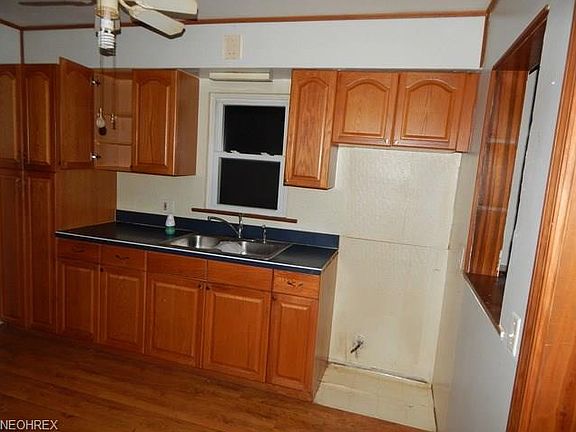 4th image of 393 Olive St