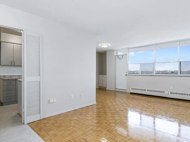 2600 Jane St — Photo 9