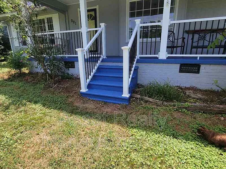 201 Farlow Dr — Photo 3