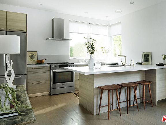 3rd image of 927 Hyperion Ave