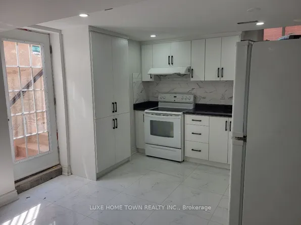 23 Castlehill Rd, Brampton, ON L6X 4E3