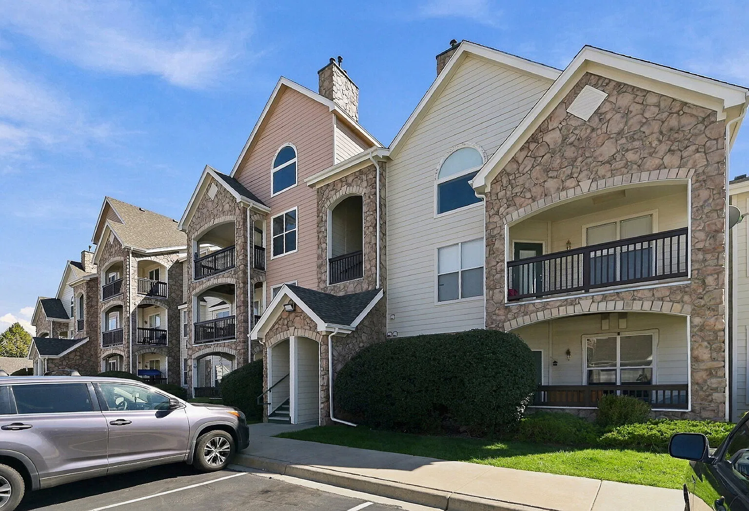 2 bed, 1.0 bath, 601 sqft, $2,260 — Photo 3
