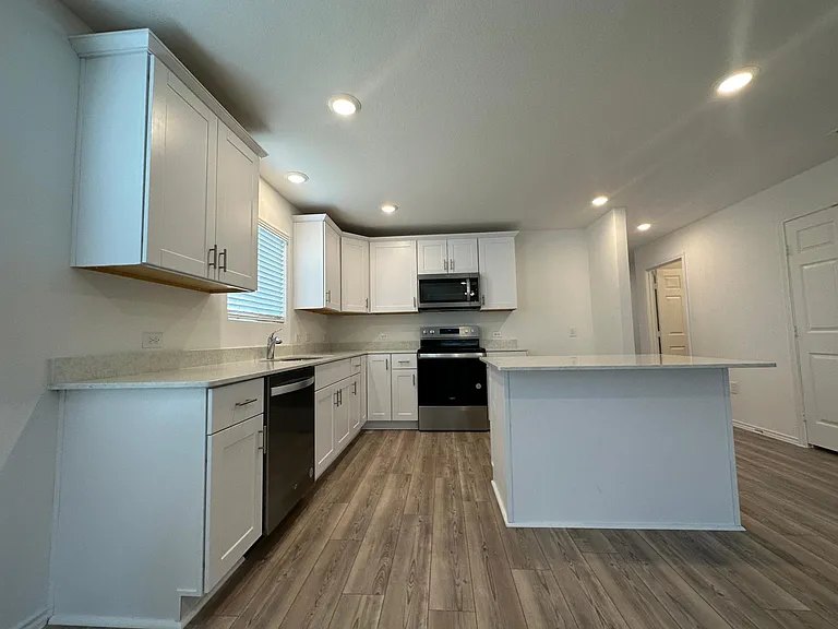 2533 Creekbend Dr — Photo 2