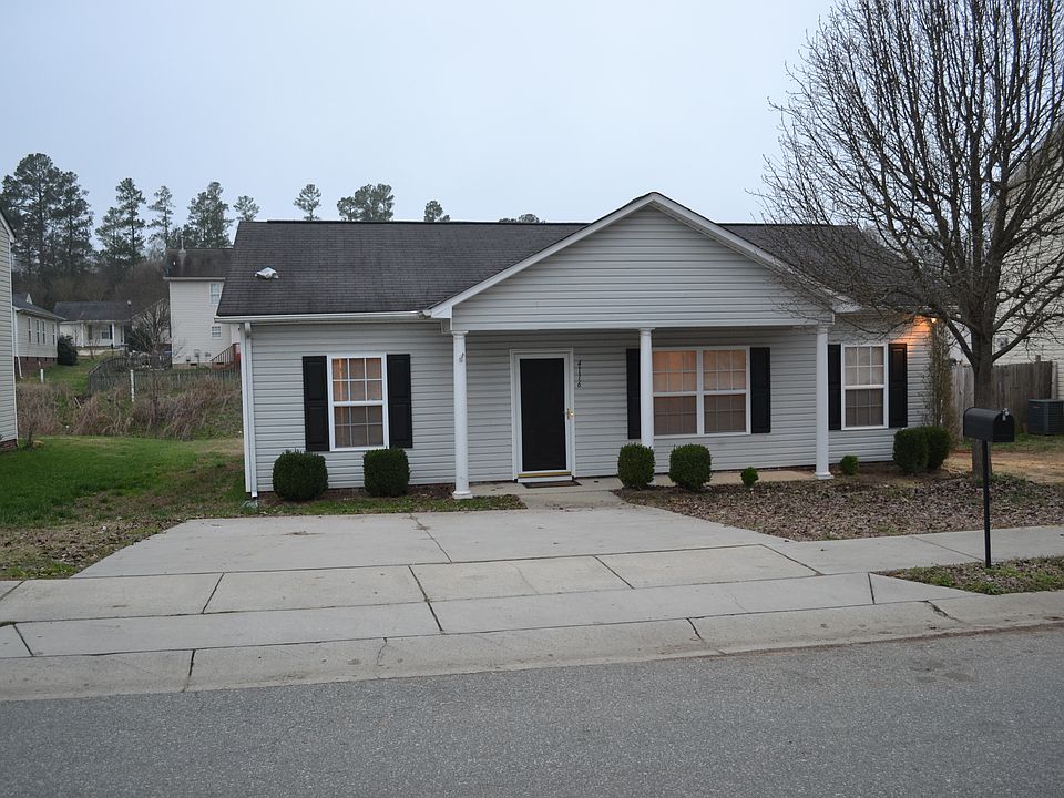 Front of home w/ parking